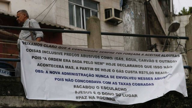 Tráfico espalha cartazes anunciando queda no preço do botijão de gás na Rocinha